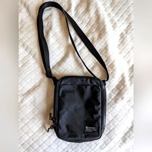 Lululemon 1.5L bag